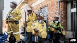 Des mineurs attendent leur transport vers la mine de charbon de Khutala Colliery à Kendal, en Afrique du Sud, le 29 septembre 2022. 