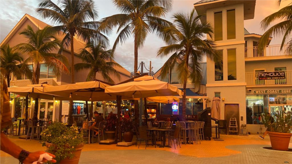 Establecimientos cerca del la playa antes del huracán Ian en Fort Myers Beach. Foto: Isabel García.