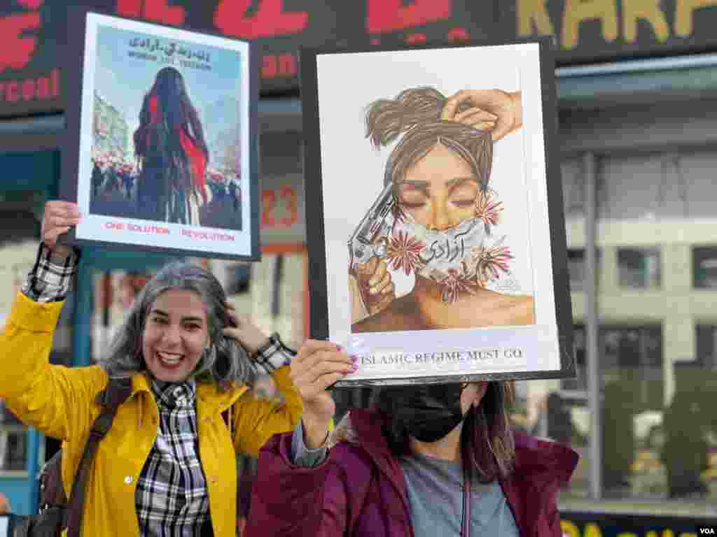 تجمع گروهی از ایرانیان در قالب زنجیره انسانی طولانی در شهر تورنتوی کانادا برای همراهی با معترضان در ایران. 