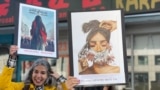 تجمع گروهی از ایرانیان در قالب زنجیره انسانی طولانی در شهر تورنتوی کانادا برای همراهی با معترضان در ایران. 
