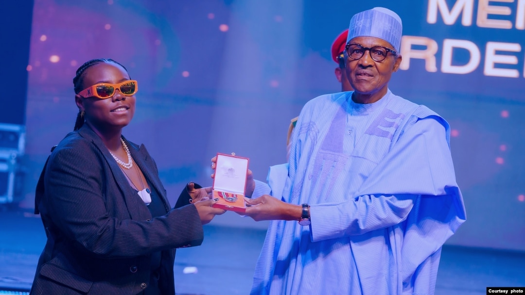Lokacin da Buhari yake ba mawakiya Teni lambar girma (Facebook/Buhari Bello)