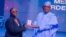 Lokacin da Buhari yake ba mawakiya Teni lambar girma (Facebook/Buhari Bello)