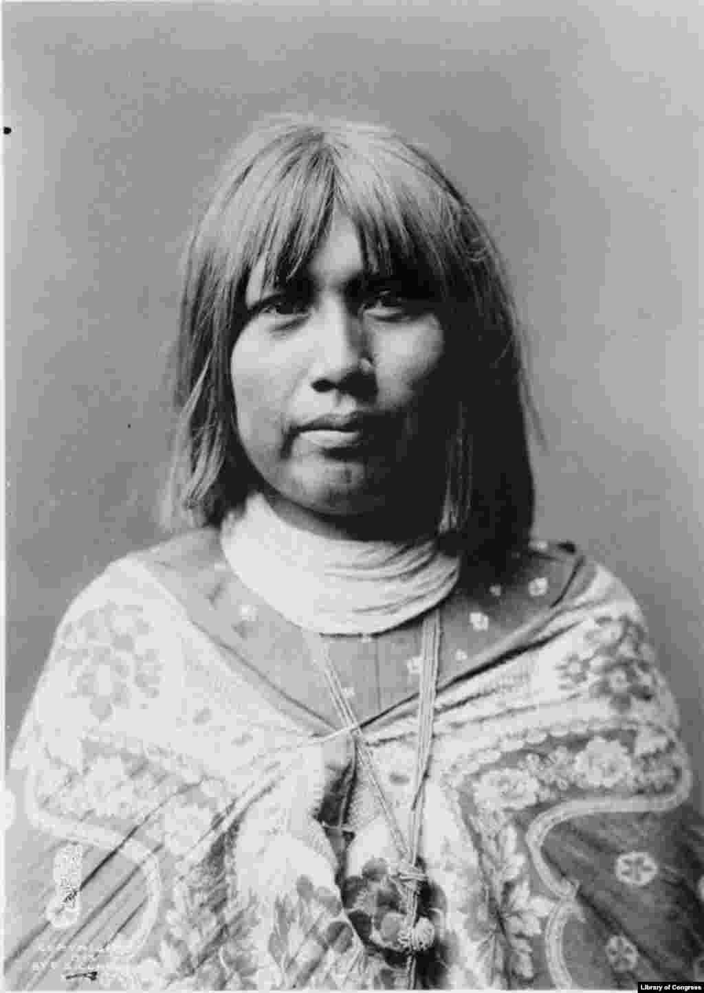 O Che Che, Mojave woman with a chin tattoo. Photo by Edward S. Curtis c. 1903.