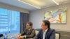 El Ministro de Energía de Ecuador, Xavier Vera, a la derecha, y el Viceministro Xavier Briz, presentan la ronda petrolera Intracampos a inversores estadounidenses, en Houston, EEUU, el 10 de octubre de 2022.
