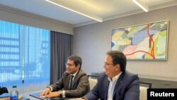 El Ministro de Energía de Ecuador, Xavier Vera, a la derecha, y el Viceministro Xavier Briz, presentan la ronda petrolera Intracampos a inversores estadounidenses, en Houston, EEUU, el 10 de octubre de 2022.