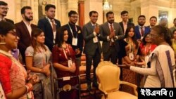  নয়াদিল্লিতে রাষ্ট্রপতি ভবনে বাংলাদেশি যুব প্রতিনিধিদল ভারতের রাষ্ট্রপতি দ্রৌপদী মুর্মুর সাথে।