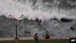 Gente descansando en el paseo marítimo de Mazatlán, México, el domingo 2 de octubre de 2022. El huracán Orlene se dirigía a la zona y se esperaba que tocara tierra entre las localidades turísticas de Mazatlán y San Blas.