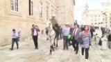 哥倫比亞國會議員帶馬進入國會大廈