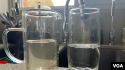 Comparación entre agua obtenida del grifo y agua filtrada apta para consumo en Caracas, Venezuela, el martes, 18 de octubre de 2022.