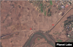 신압록강대교 북한 쪽 도로(화살표)를 촬영한 19일 자 위성사진. 도로 곳곳에 황색 덮개가 씌워져 있다. 자료=Planet Labs