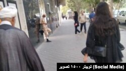  زنی بی‌حجاب در حضور یک روحانی در یکی از شهرها ایران (آرشیو)