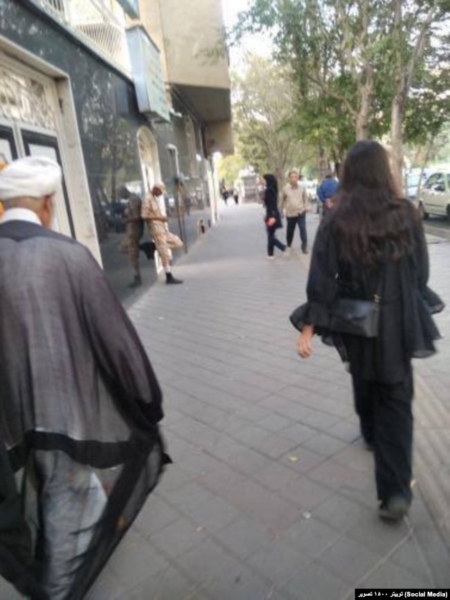 زنی بی‌حجاب در حضور یک روحانی در خیابانی در ایران