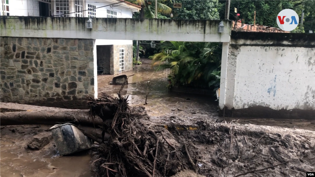 Tres personas murieron un día antes en el deslave que golpeó este sector montañoso de Maracay.