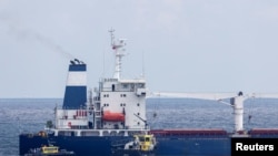Грузовое судно Razoni под флагом Сьерра-Леоне с украинским зерном на борту проходит инспекцию в Черном море недалеко от Стамбула, Турция, 3 августа 2022 года