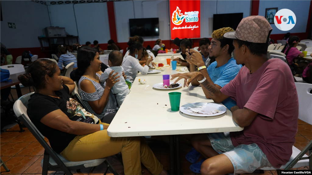 Un grupo de venezolanos cenan este sábado 29 de octubre de 2022. Foto Houston Castillo, VOA