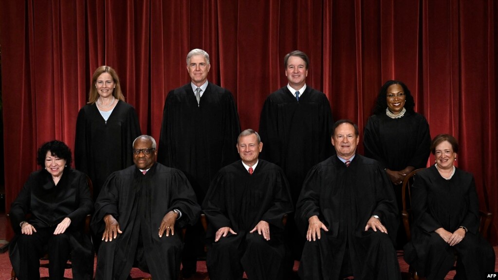 Los jueces de la Corte Suprema de EEUU posan para su foto oficial en la sede en Washington, DC el 7 de octubre de 2022. [Foto: AFP]