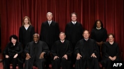 Los jueces de la Corte Suprema de EEUU posan para su foto oficial en la sede en Washington, DC el 7 de octubre de 2022. [Foto: AFP]