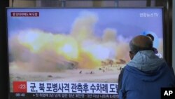Layar televisi di sebuah stasiun kereta api di Seoul menayangkan berita mengenai latihan militer yang dilakukan pasukan Korea Selatan pada 19 Oktober 2022. (Foto: AP/Ahn Young-joon)