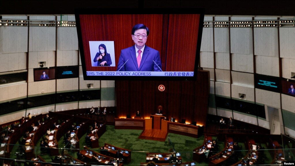 香港特首李家超在香港立法会发表他上任后的第一个施政报告。（2022年10月19日）(photo:VOA)