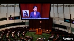 Kepala Eksekutif Hong Kong John Lee menyampaikan pidato kebijakan tahunan pertamanya di Dewan Legislatif di Hong Kong, Cina 19 Oktober 2022. (REUTERS/Tyrone Siu)