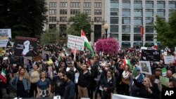 Demonstranti u Vašingtonu, 1. oktobra, pozivaju na promene u Iranu posle smrti Mahse Amini, mlade žene koja je umrla nakon što ju je privela policija za moral u Iranu