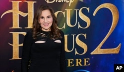 Kathy Najimy saat menghadiri acara pemutaran perdana film "Hocus Pocus 2" di New york, 27 September 2022 (dok: Charles Sykes/Invision/AP)