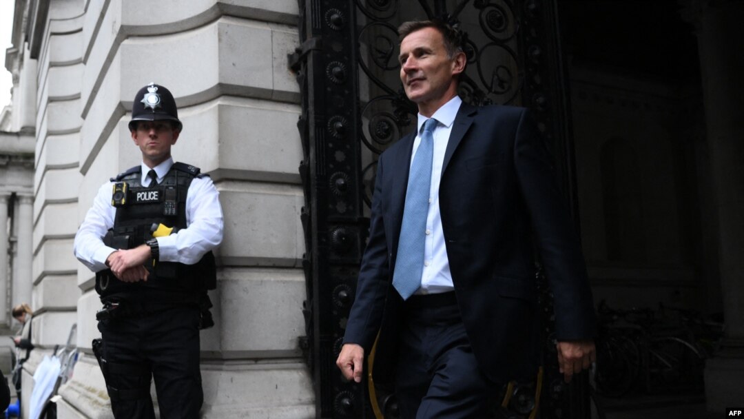 Menteri Keuangan Inggris yang baru, Jeremy Hunt, tiba di kantor perdana menteri Downing Street di London, Jumat, 14 Oktober 2022. (Foto: Daniel Leal/ AFP)
