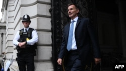 Britain's new finance minister Jeremy Hunt arrives at Downing Street in central London, Oct. 14, 2022.