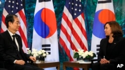 Wakil Presiden AS Kamala Harris (kanan), mengadakan pertemuan bilateral dengan Perdana Menteri Korea Selatan Han Duck-soo di Tokyo, Selasa, 27 September 2022. (Leah Millis/Pool Photo via AP)