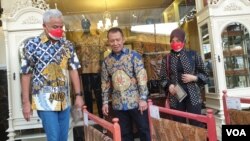 Gubernur Jateng, Ganjar Pranowo ( kiri- batik biru)memakai baju batik motif Harley Davidson saat mengunjungi kampung batik Kauman , Sabtu (1/10). (Foto: VOA/ Yudha Satriawan)