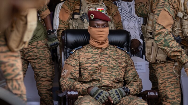 Le capitaine Traoré investi président de la transition au Burkina Faso