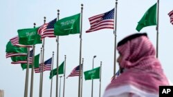 پرچم‌های آمریکا و عربستان سعودی