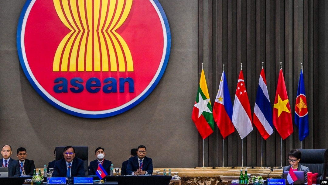 FILE - Para menteri luar negeri negara-negara Perhimpunan Bangsa-Bangsa Asia Tenggara (ASEAN) menghadiri Pertemuan Menteri Luar Negeri ASEAN Khusus (SAFMM) di gedung umum sekretariat ASEAN, Jakarta, 27 Oktober 2022. . (Handout/ Kemenlu RI/ AFP)