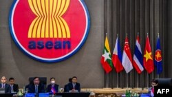 Para menteri luar negeri dari negara-negara Perhimpunan Bangsa-Bangsa Asia Tenggara (ASEAN) menghadiri Pertemuan Menteri Luar Negeri Khusus ASEAN (SAFMM) di gedung sekretariat jenderal ASEAN, di Jakarta, 27 Oktober 2022. (Handout / KEMENTERIAN LUAR NEGERI INDONESIA / AFP)