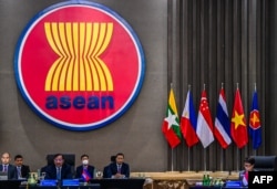 Para menteri luar negeri negara-negara Perhimpunan Bangsa Bangsa Asia Tenggara (ASEAN) menghadiri Pertemuan Menteri Luar Negeri ASEAN Khusus (SAFMM) di Gedung Sekretariat ASEAN, di Jakarta. (Foto: AFP)