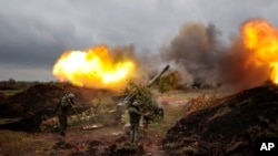 Servicemen fire from their 152-mm gun 2A36 «Giatsint-B» howitzer from their position at Ukrainian troops at an undisclosed location in Donetsk People's Republic, eastern Ukraine, Oct. 11, 2022.