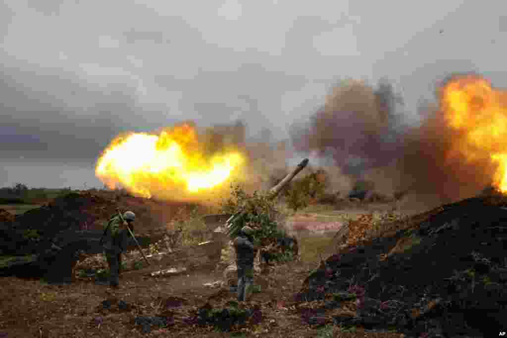 Servicemen fire from their 152-mm gun 2A36 &laquo;Giatsint-B&raquo; howitzer from their position at Ukrainian troops at an undisclosed location in Donetsk People&#39;s Republic, eastern Ukraine.