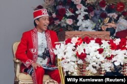 Presiden Joko Widodo tertawa saat upacara peringatan HUT RI ke-77 di Istana Merdeka, Jakarta, 17 Agustus 2022. (Foto: REUTERS/Willy Kurniawan)