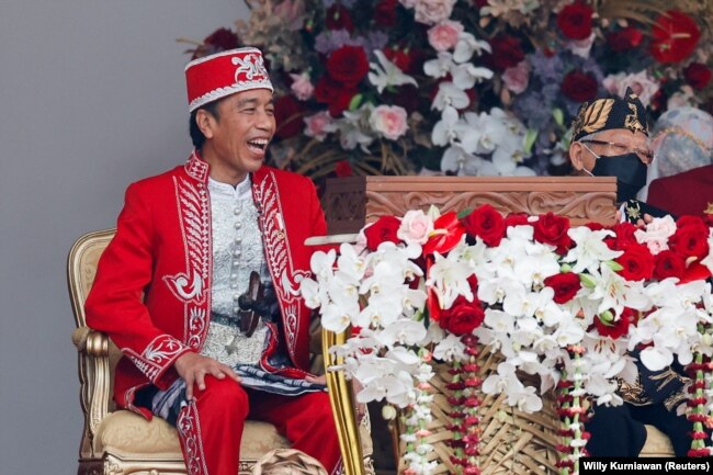 Presiden Joko Widodo tertawa saat upacara peringatan HUT RI ke-77 di Istana Merdeka, Jakarta, 17 Agustus 2022. (Foto: REUTERS/Willy Kurniawan)