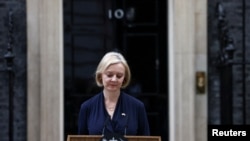 英国首相利兹·特拉斯（Liz Truss）星期四（10月20日）宣布辞去首相职务，她担任首相一共只有44天时间。-路透社照片