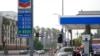 2022年10月6日，洛杉矶一家加油站的油价广告。