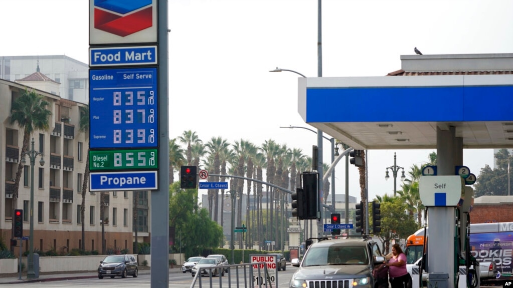 2022年10月6日，洛杉矶一家加油站的油价广告。(photo:VOA)