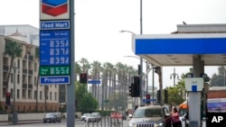 2022年10月6日，洛杉矶一家加油站的油价广告。