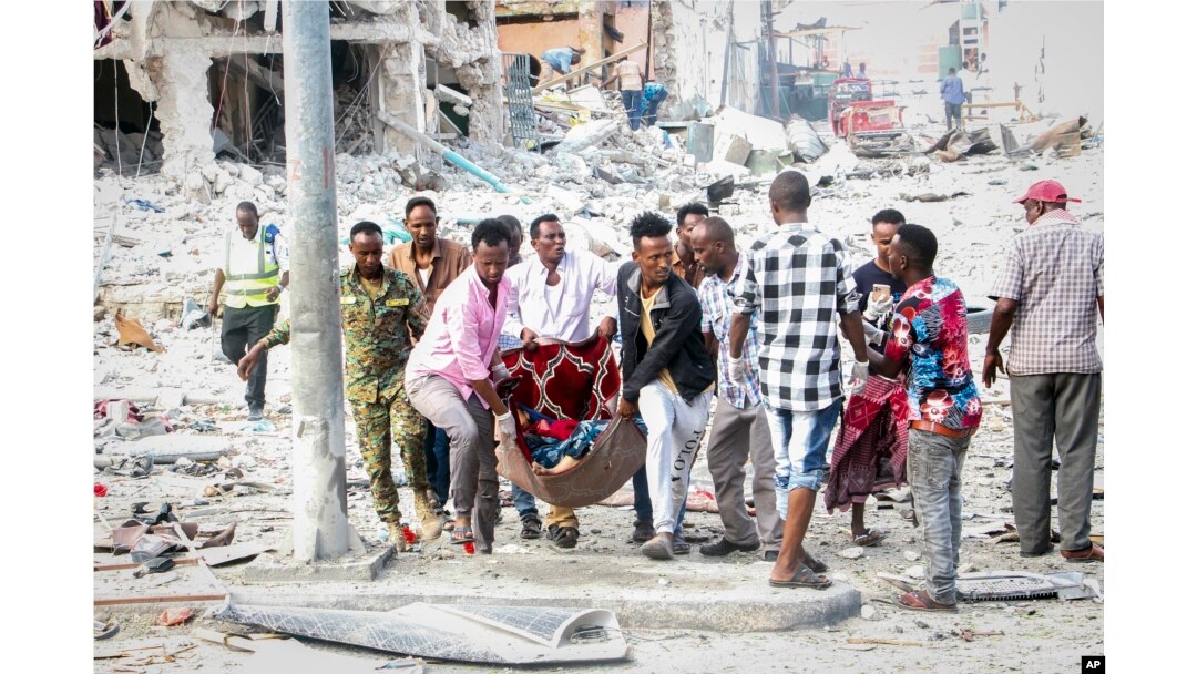 Tim penyelamat memindahkan korban yang terluka parah dari lokasi serangan bom mobil ganda di ibu kota Mogadishu, Somalia Sabtu, 29 Oktober 2022. (AP/Farah Abdi Warsameh)