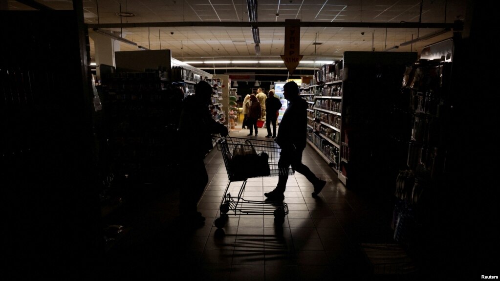 俄罗斯袭击哈尔科夫供电系统后民众在限电的超市里购物。（2022年10月20日）(photo:VOA)