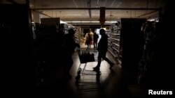 资料照片：俄罗斯袭击哈尔科夫供电系统后民众在限电的超市里购物。（2022年10月20日）