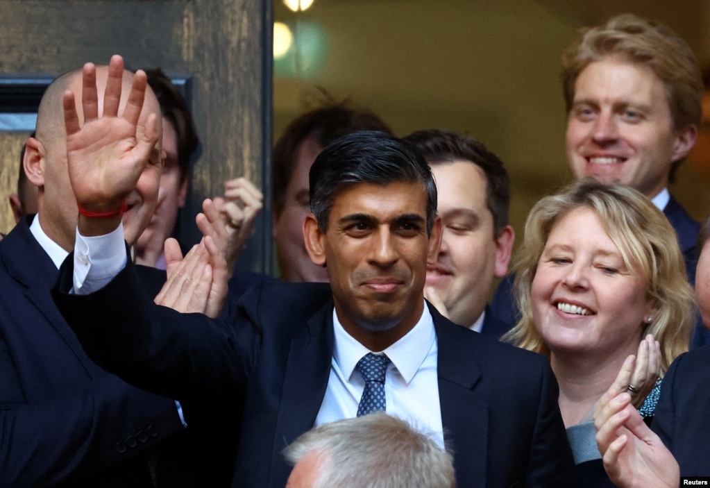 资料照片：成为英国保守党新领袖的苏纳克走在保守党的伦敦竞选总部外。(2022年10月24日)(photo:VOA)