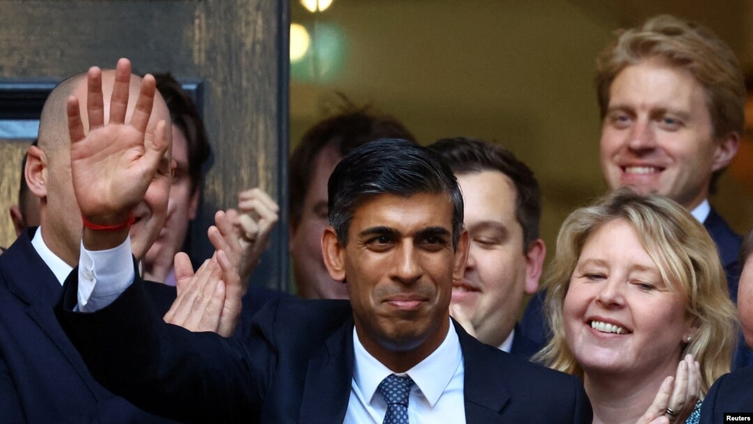 Pemimpin baru Partai Konservatif Inggris Rishi Sunak berjalan di luar Markas Kampanye Konservatif, di London, Inggris 24 Oktober 2022. (REUTERS/Hannah McKay)
