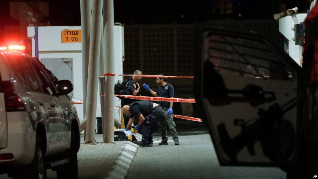 Polisi Israel memeriksa lokasi penembakan dekat kamp pengungsi Shuafat di Yerusalem, Sabtu, 8 Oktober 2022. (Foto: Mahmoud Illean/AP Photo)
