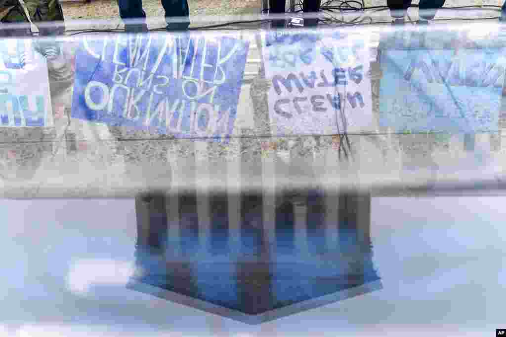 Supporters of the Clean Water Act demonstrate outside the Supreme Court in Washington, as the court begins arguments in Sackett v. Environmental Protection Agency (EPA). (AP Photo/Jacquelyn Martin)